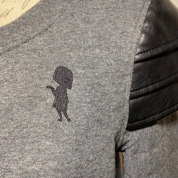 Disney Edna Mode Embroidered Faux Leather Sleeve Pullover Sweater Size XS Gray - Picture 4 of 12